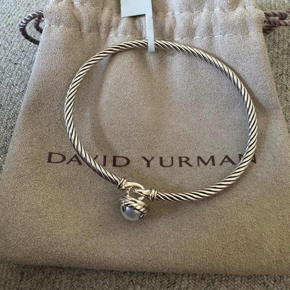 Sterling silver- medium
Cultured freshwater pearl, 8mm
Bracelet, 3mm
Hook clasp